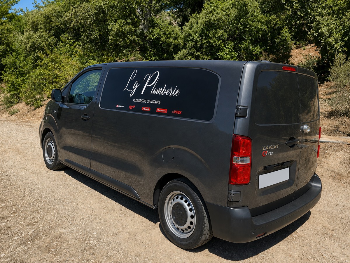 Le camion floqué LG Plomberie, l'utilitaire de Léo Gibergues, plombier à Pertuis