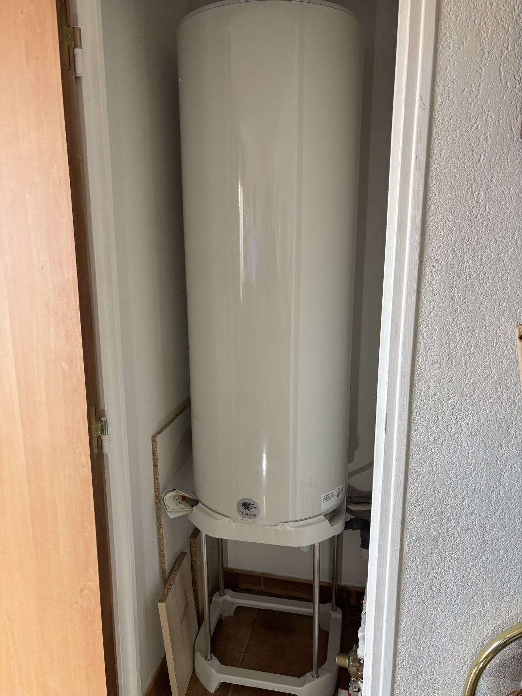 Chauffe-eau électrique installé sur trépied dans un placard technique, à Pertuis