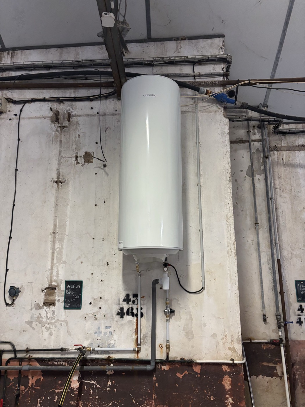 Chauffe-eau électrique mural neuf installé et raccordé dans un local technique