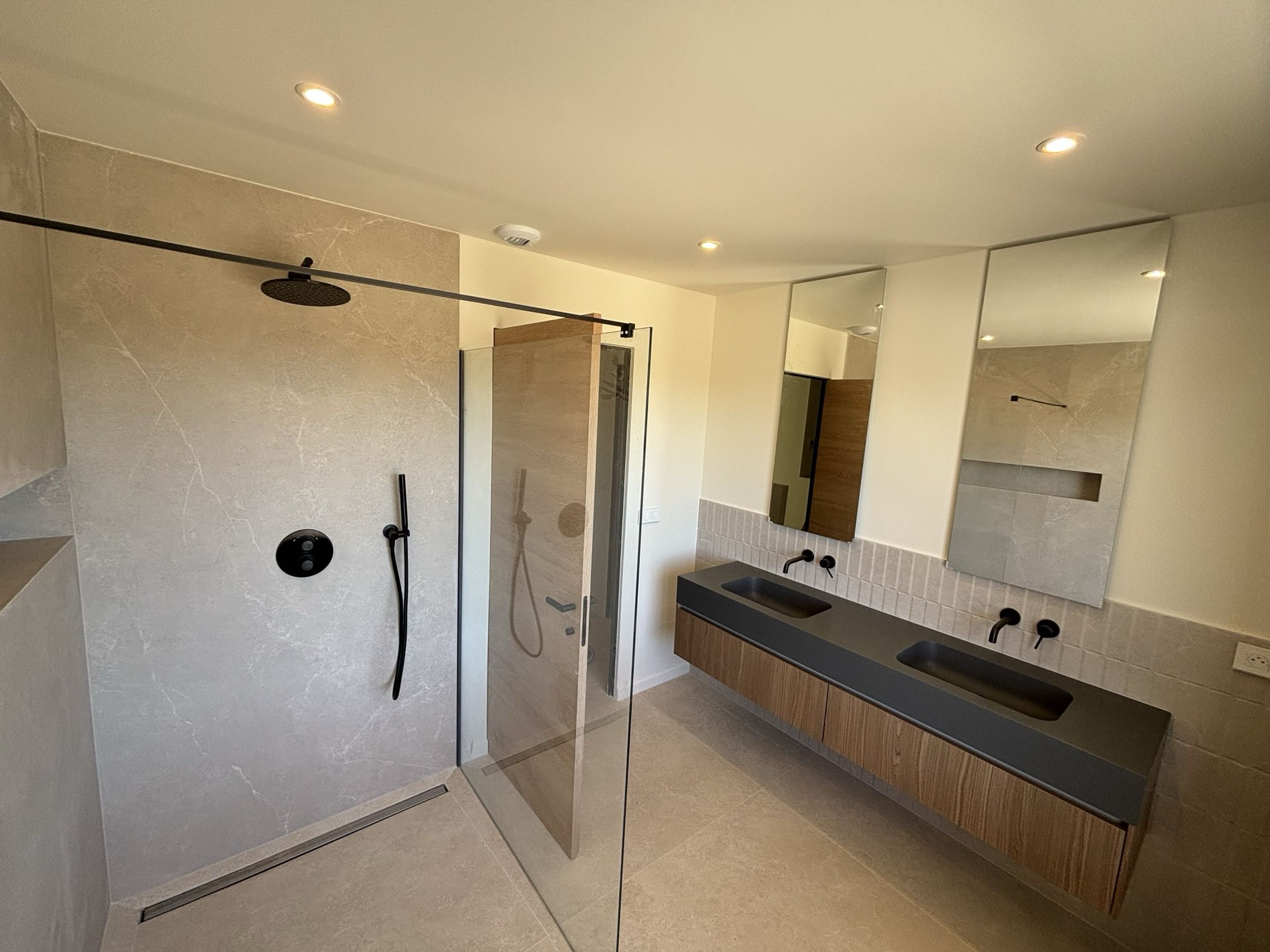 Salle de bain neuve avec douche à l'italienne, paroi vitrée et meuble double vasque suspendu, installation réalisée près de Pertuis
